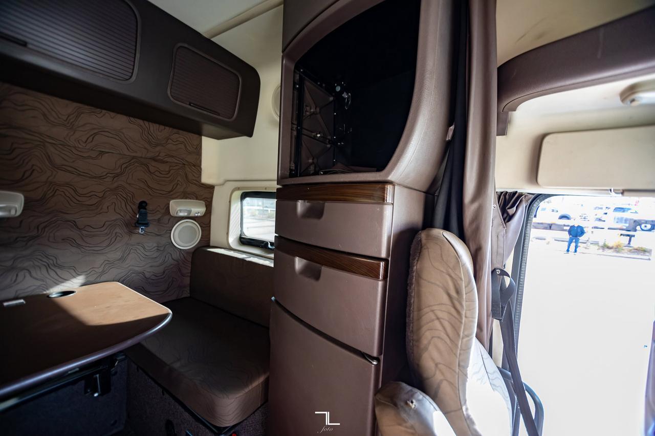 2015 Volvo VNL 730 Tractor Sleeper Red Deer AB