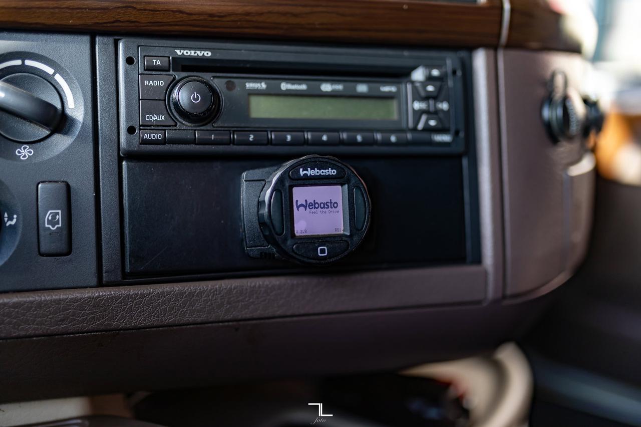 2015 Volvo VNL 730 Tractor Sleeper Red Deer AB