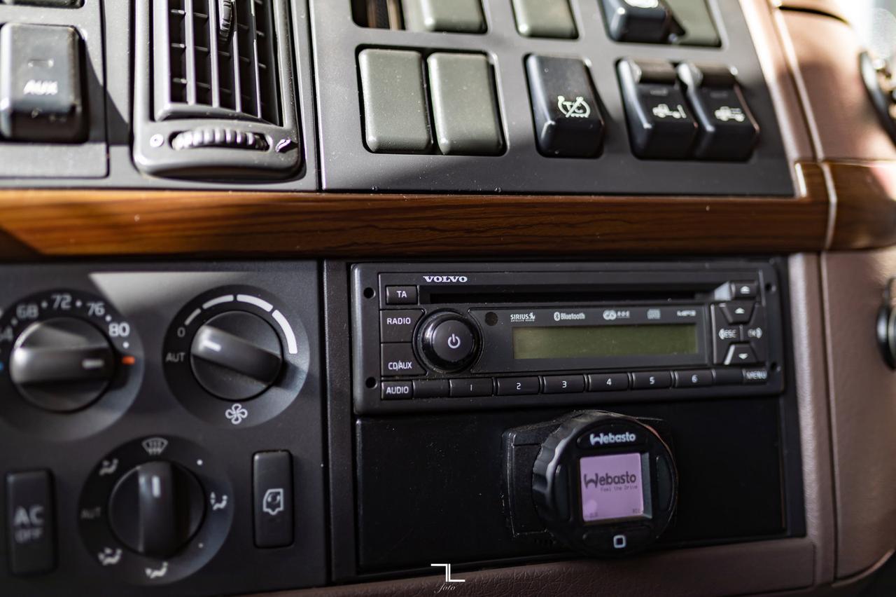 2015 Volvo VNL 730 Tractor Sleeper Red Deer AB