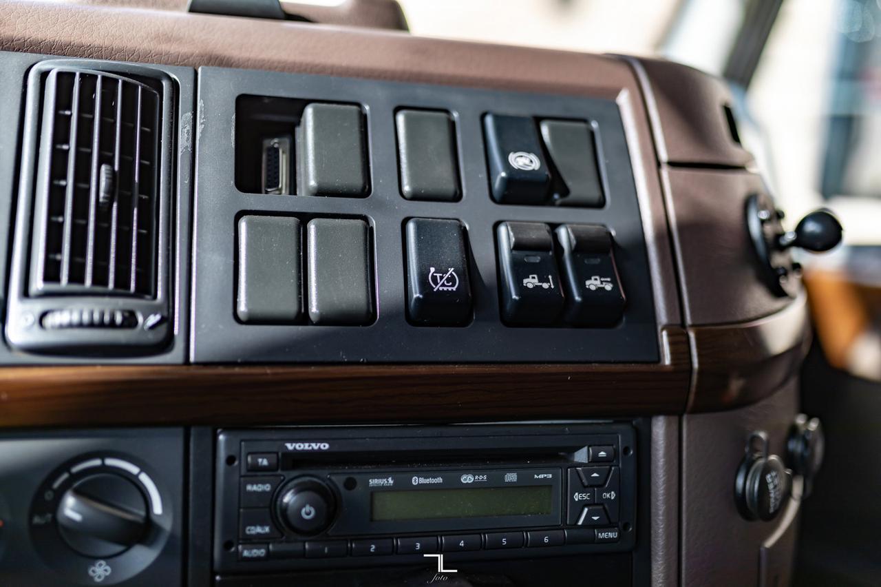 2015 Volvo VNL 730 Tractor Sleeper Red Deer AB