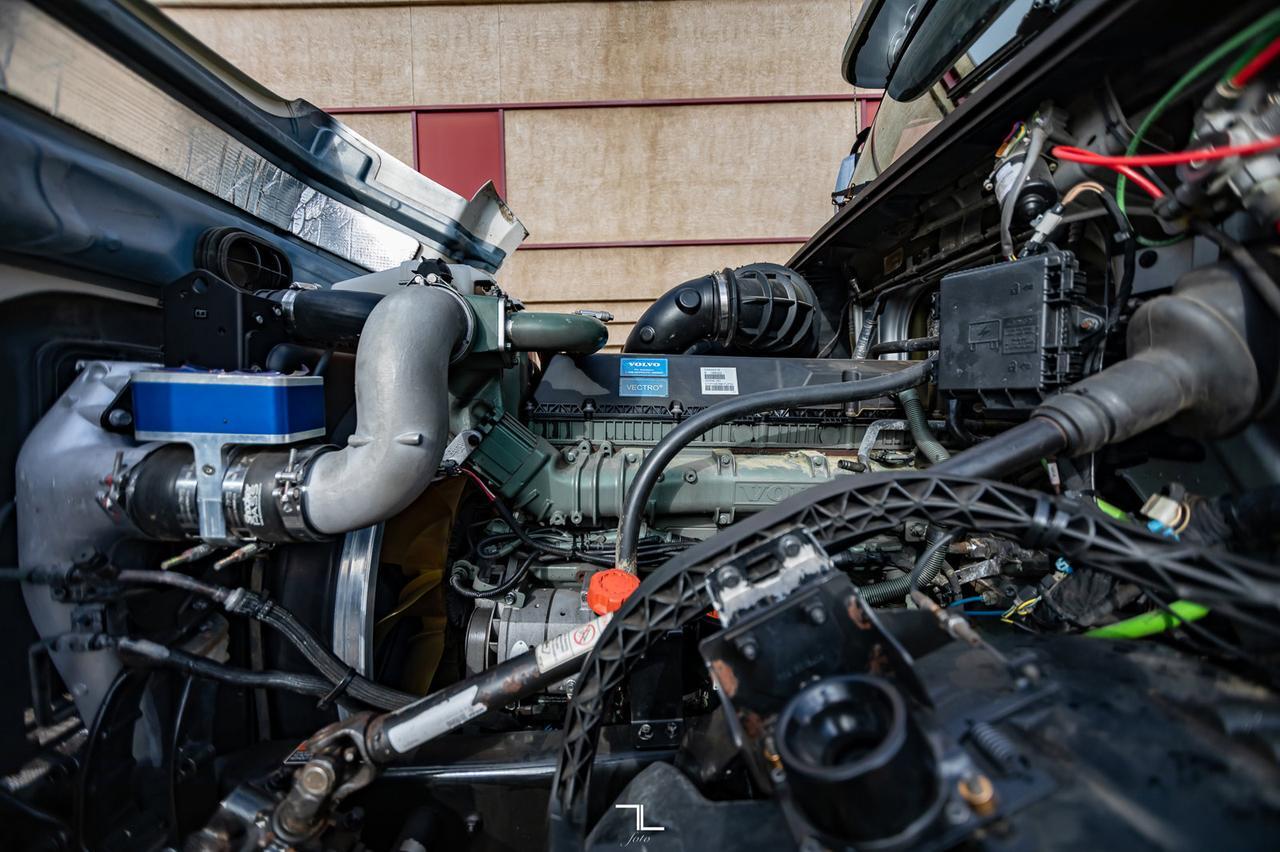 2015 Volvo VNL 730 Tractor Sleeper Red Deer AB