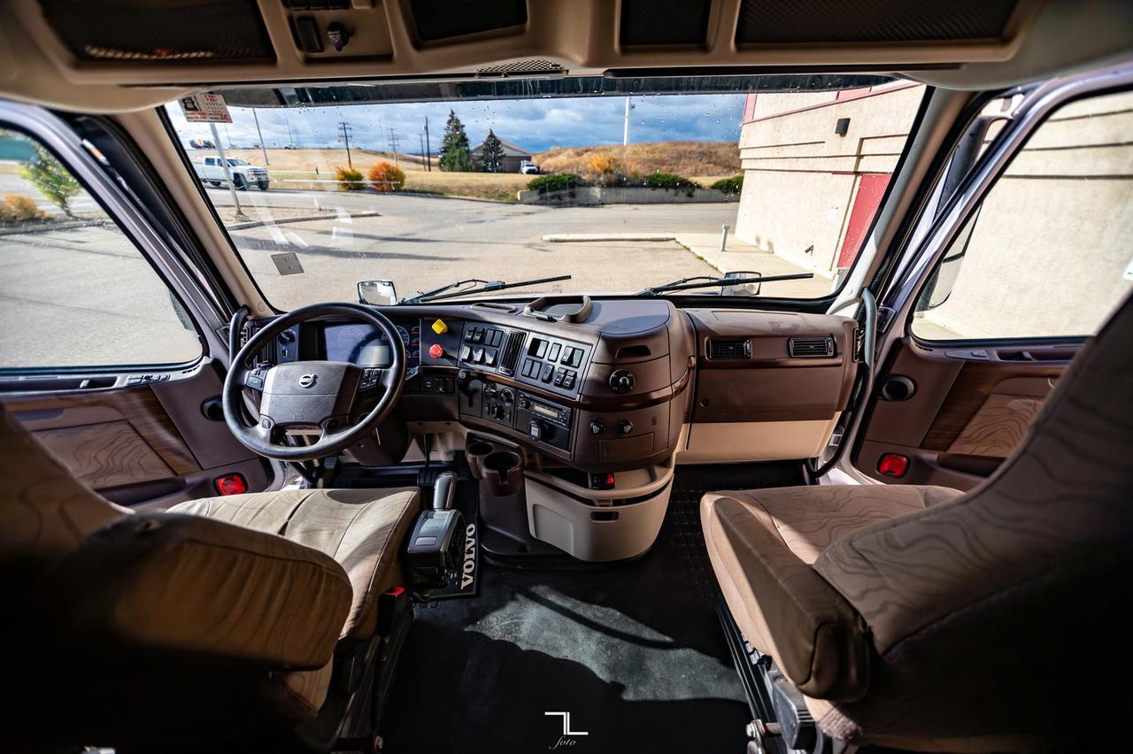 2015 Volvo VNL 730 Tractor Sleeper Red Deer AB