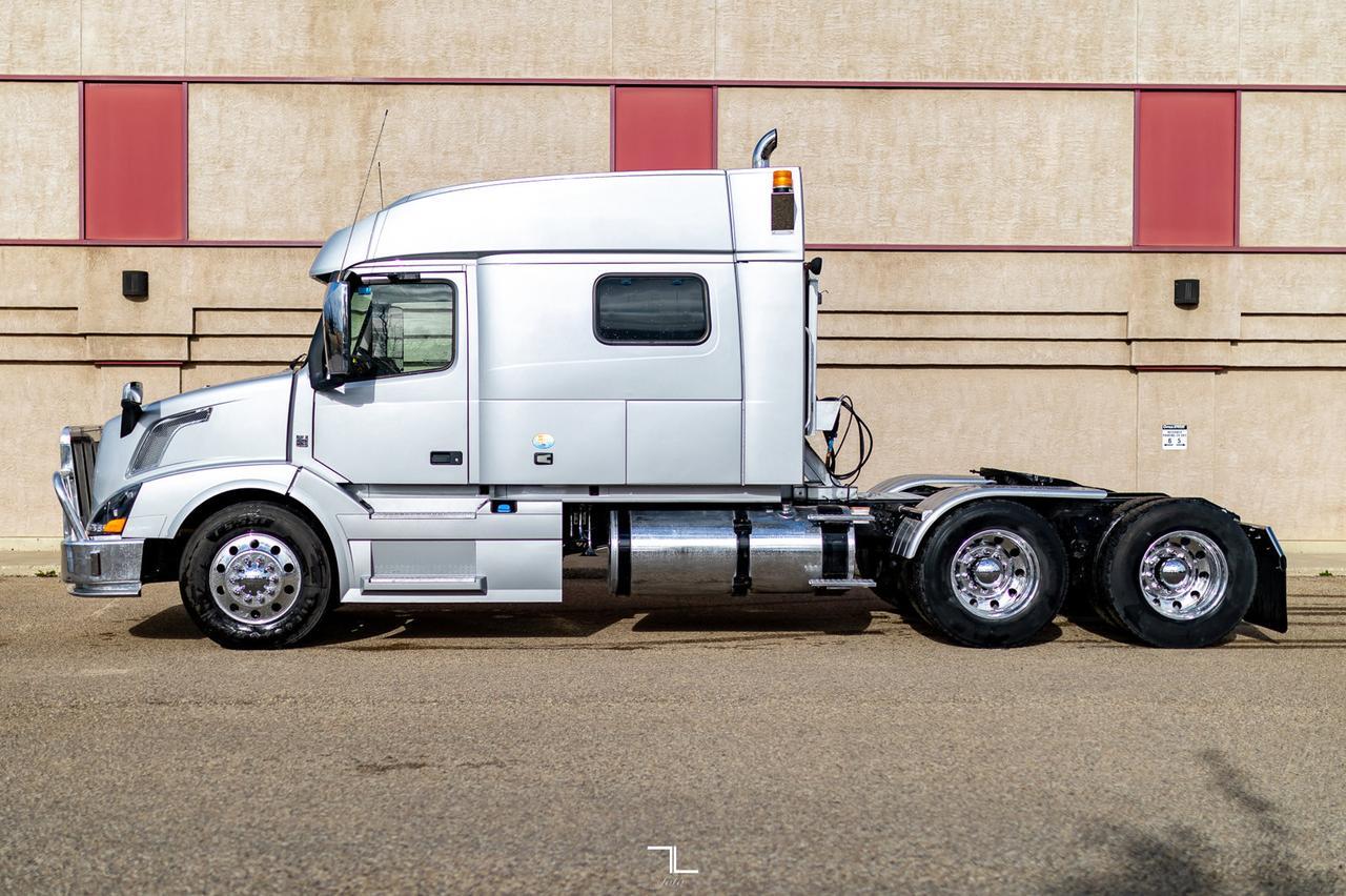 2015 Volvo VNL 730 Tractor Sleeper Red Deer AB