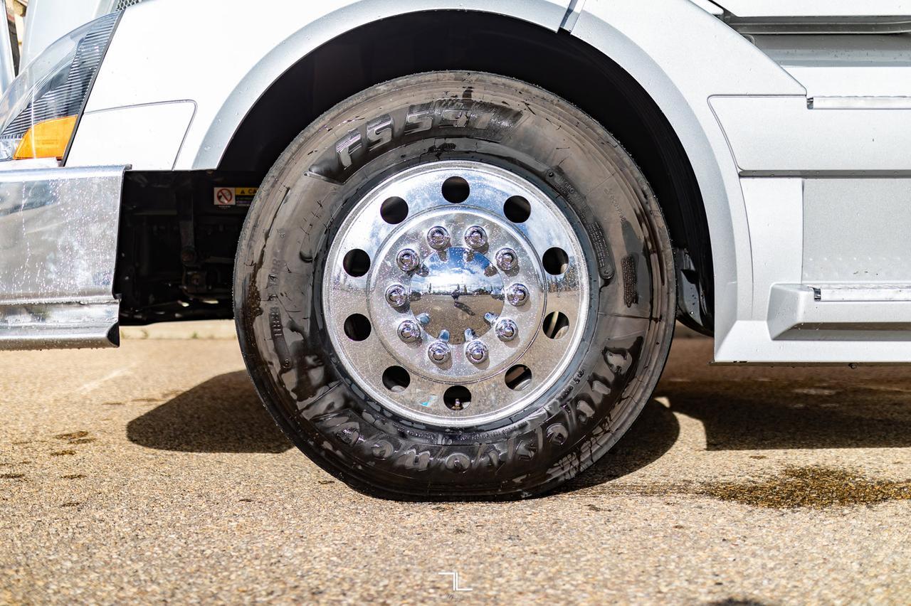 2015 Volvo VNL 730 Tractor Sleeper Red Deer AB