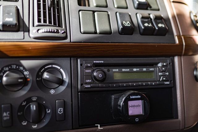 2015 Volvo VNL 730 Tractor Sleeper Red Deer AB