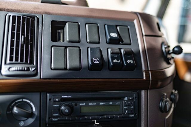 2015 Volvo VNL 730 Tractor Sleeper Red Deer AB