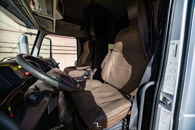 2015 Volvo VNL 730 Tractor Sleeper Red Deer AB