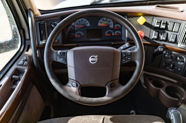 2015 Volvo VNL 730 Tractor Sleeper Red Deer AB