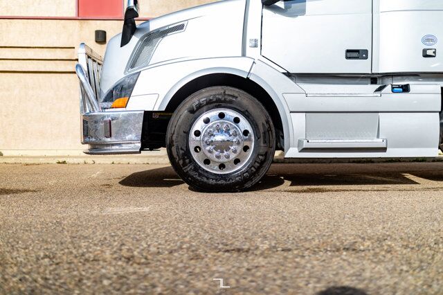 2015 Volvo VNL 730 Tractor Sleeper Red Deer AB