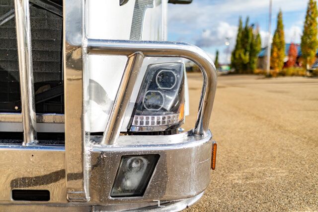 2015 Volvo VNL 730 Tractor Sleeper Red Deer AB