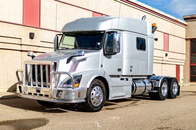 2015 Volvo VNL 730 Tractor Sleeper Red Deer AB