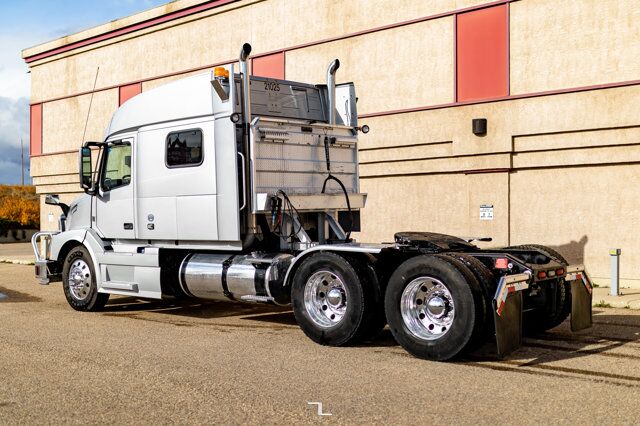 2015 Volvo VNL 730 Tractor Sleeper Red Deer AB