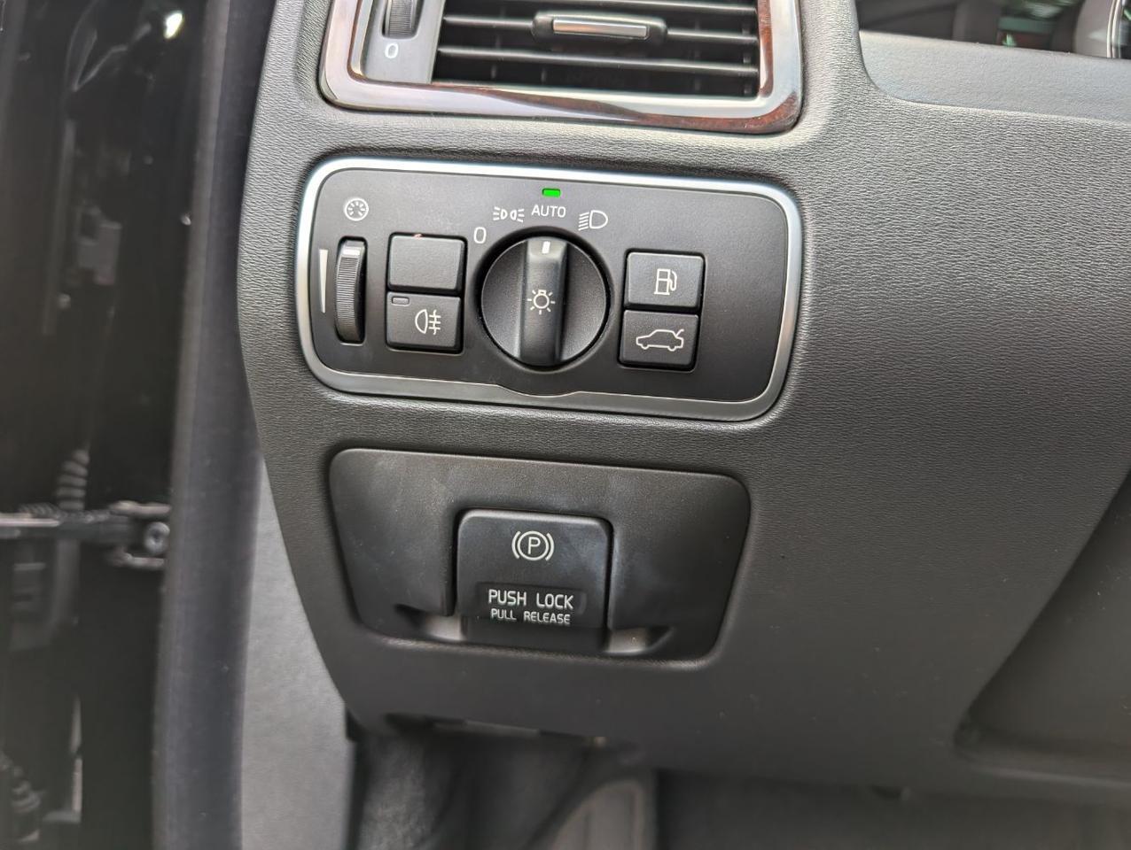 2015 Volvo XC70 T6 AWD Premier | 300hp, High Performance Audio, Moon Roof, Leather Heated Seats Portland OR