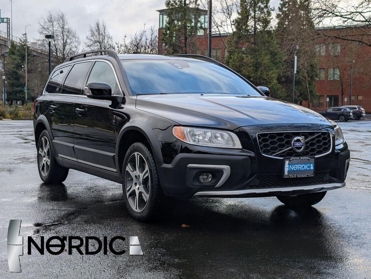 2015 Volvo XC70 T6 AWD Premier | 300hp, High Performance Audio, Moon Roof, Leather Heated Seats