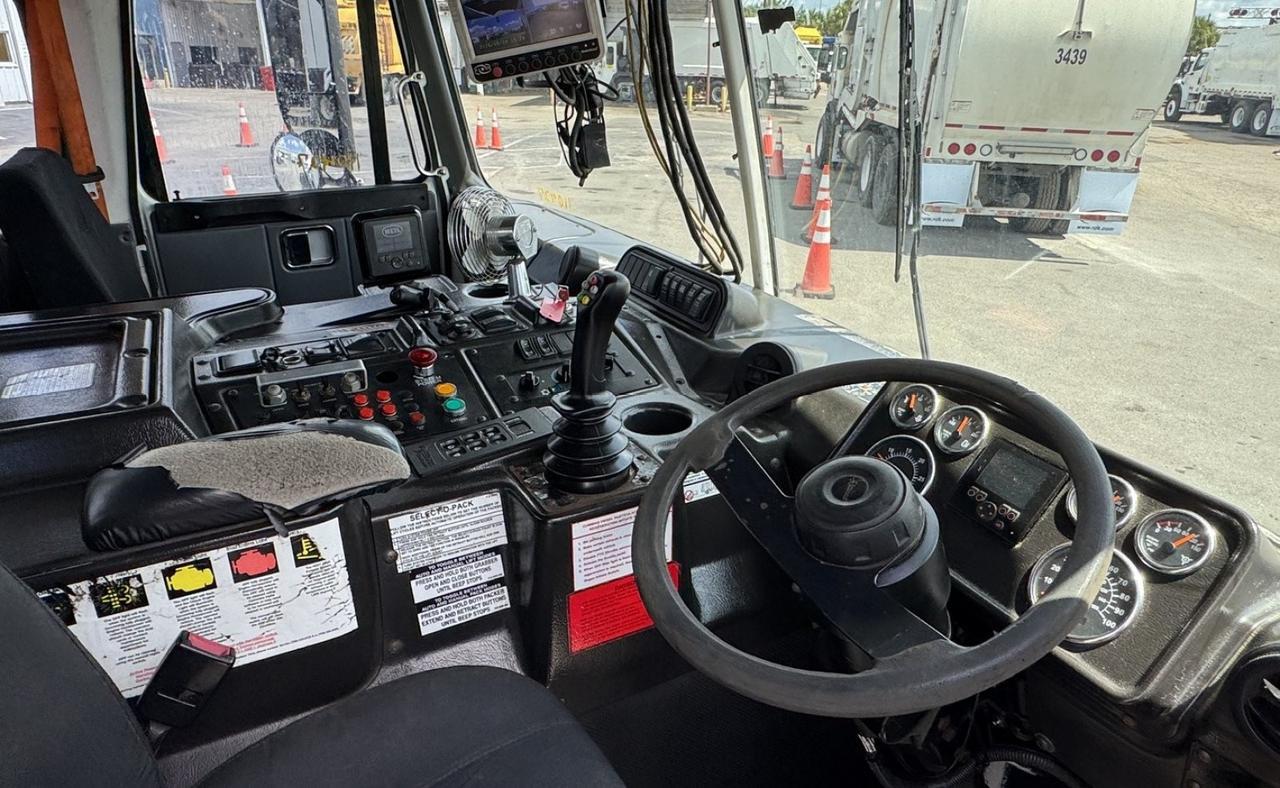 2016 Autocar ACX64 28 yard Heil Side Loader Garbage Truck Tampa FL