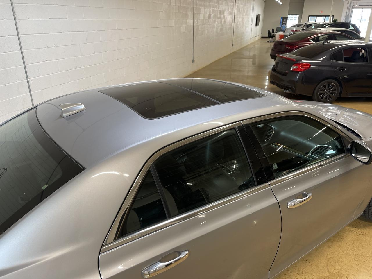 2016 Chrysler 300 photo 8