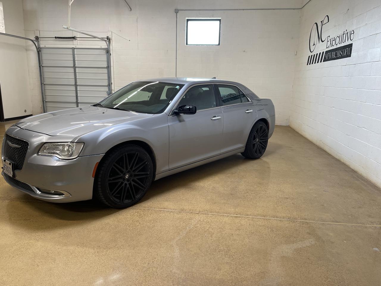 2016 Chrysler 300 photo 3