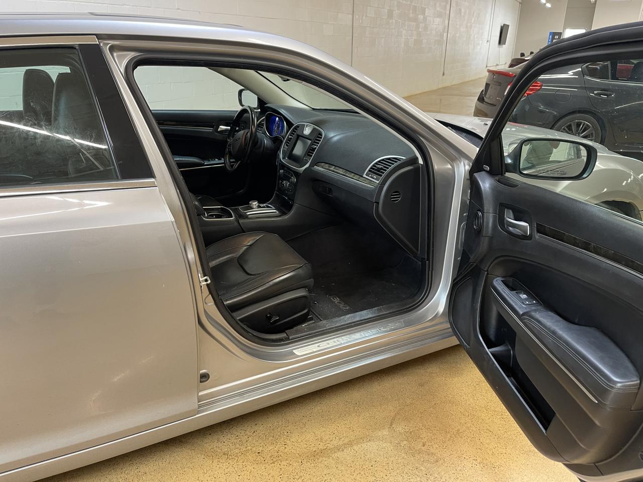 2016 Chrysler 300 photo 6