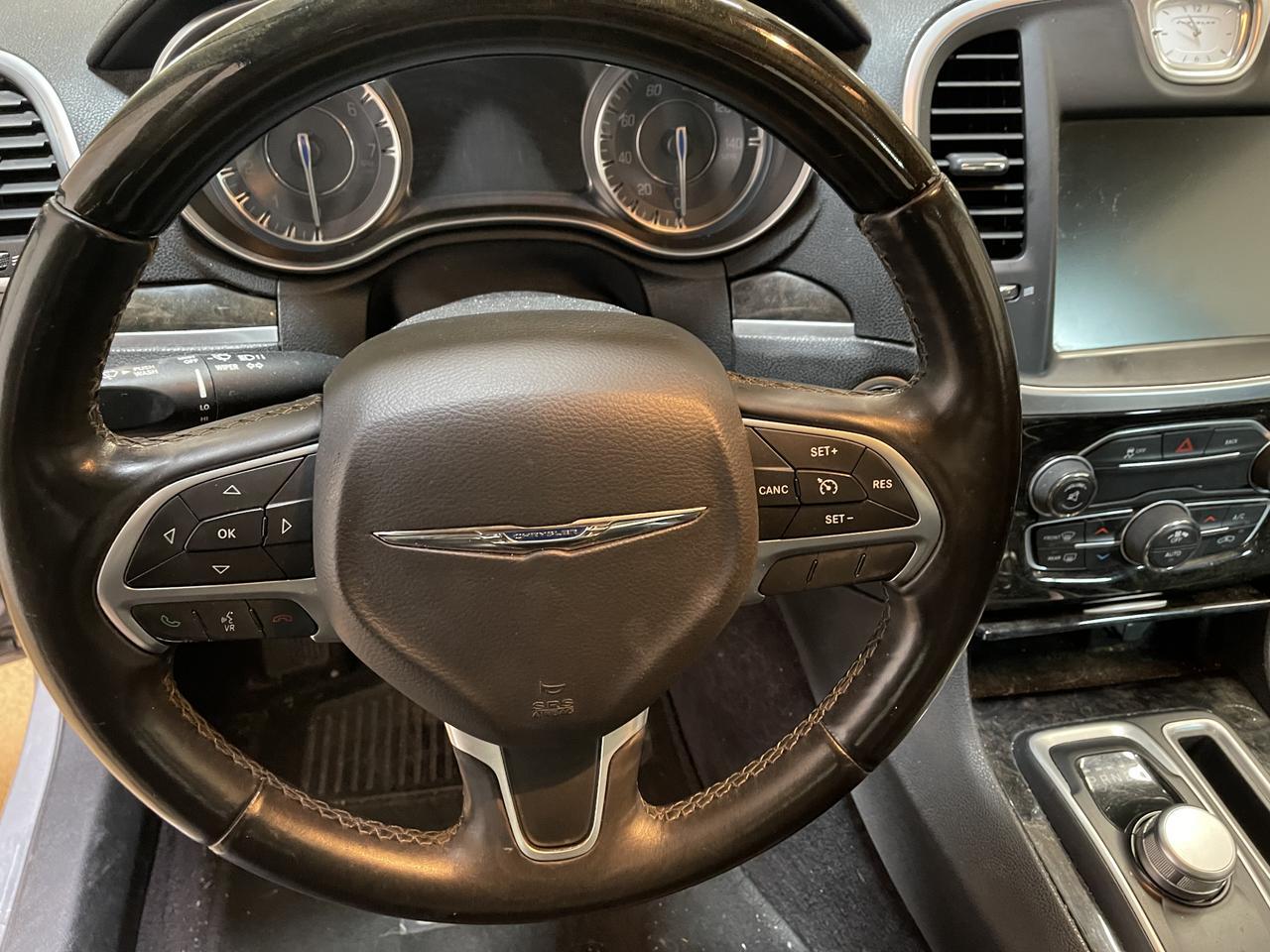 2016 Chrysler 300 photo 12