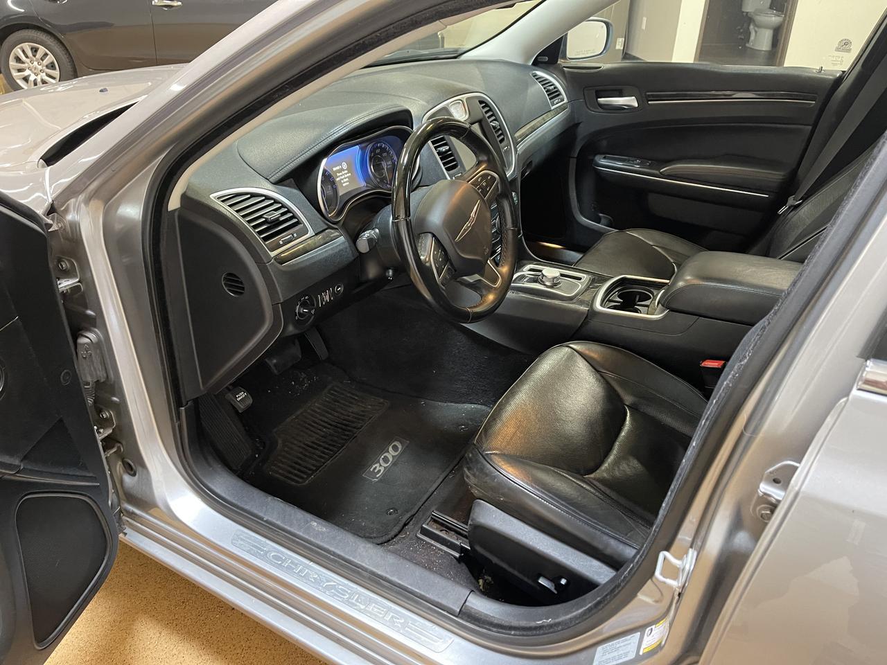2016 Chrysler 300 photo 11