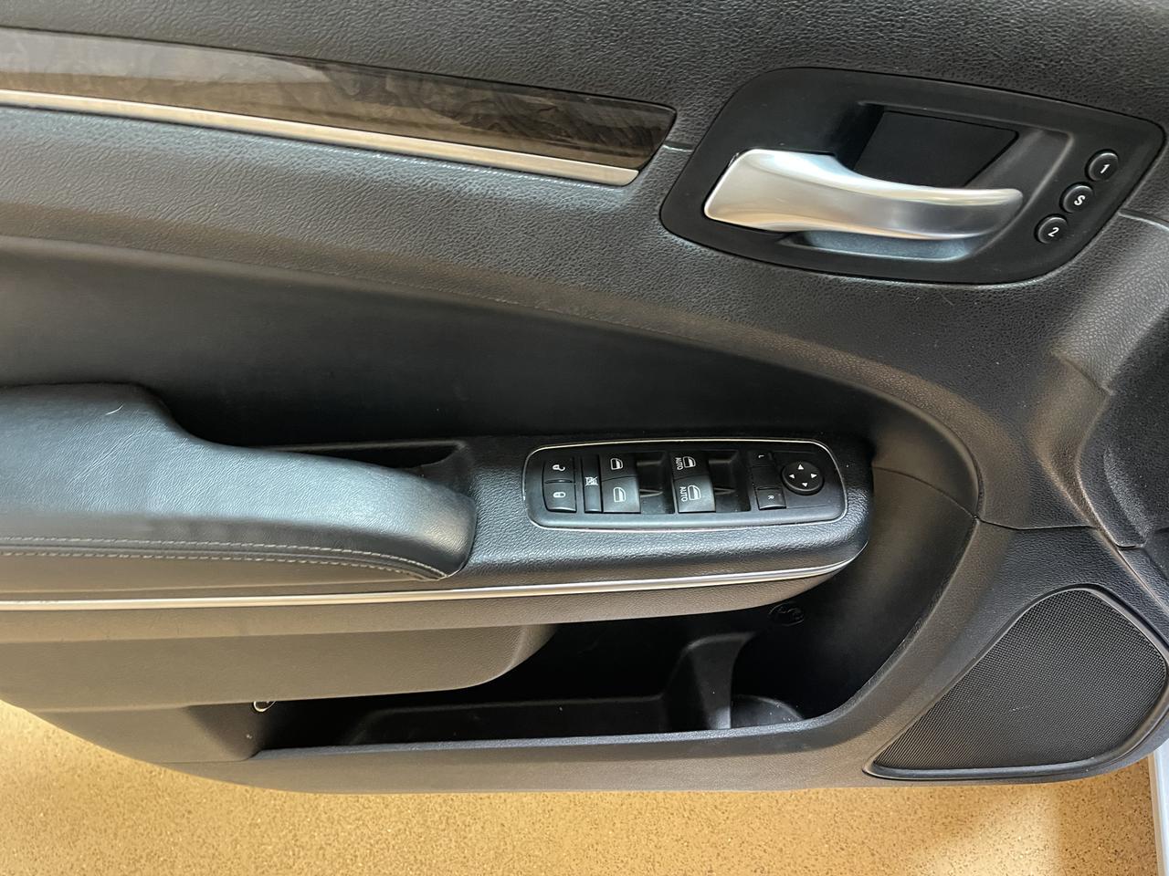 2016 Chrysler 300 photo 13