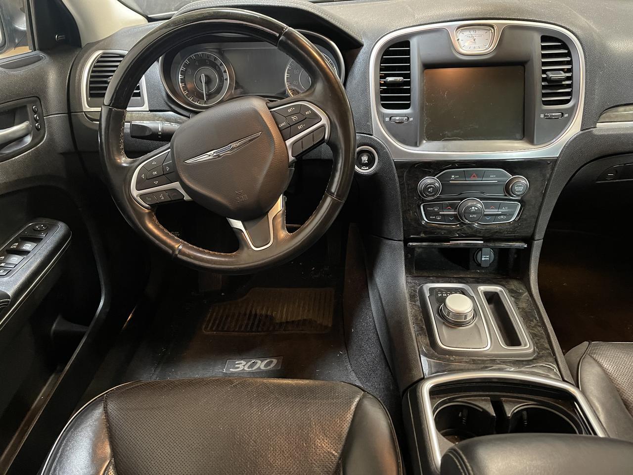 2016 Chrysler 300 photo 9
