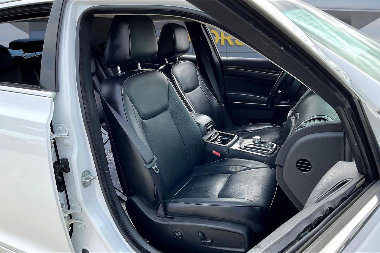 2016 CHRYSLER 300C Houston TX