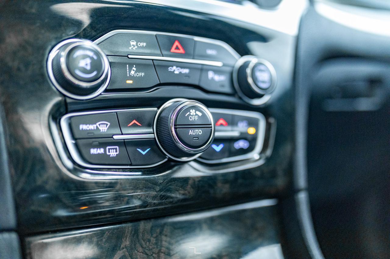 2016 Chrysler 300C AWD Leather Roof Nav BCam Red Deer AB