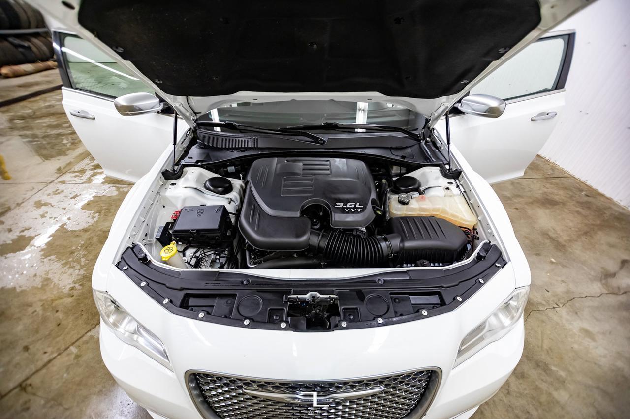 2016 Chrysler 300C AWD Platinum Leather Roof Nav BCam Red Deer AB