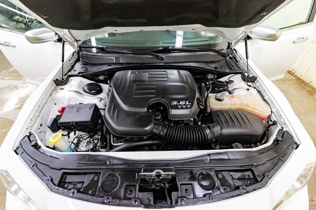 2016 Chrysler 300C AWD Platinum Leather Roof Nav Red Deer AB