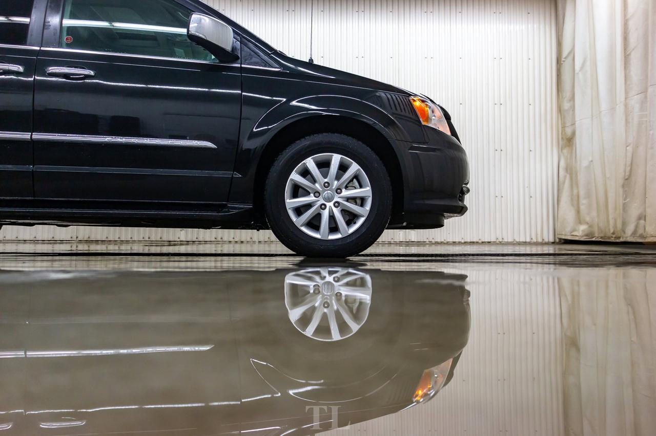 2016 Chrysler Town & Country Limited Leather Roof Nav DVD BCam Red Deer AB