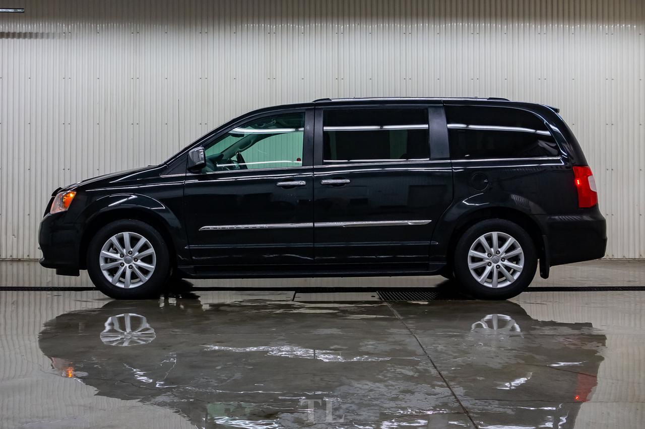 2016 Chrysler Town & Country Limited Leather Roof Nav DVD BCam Red Deer AB