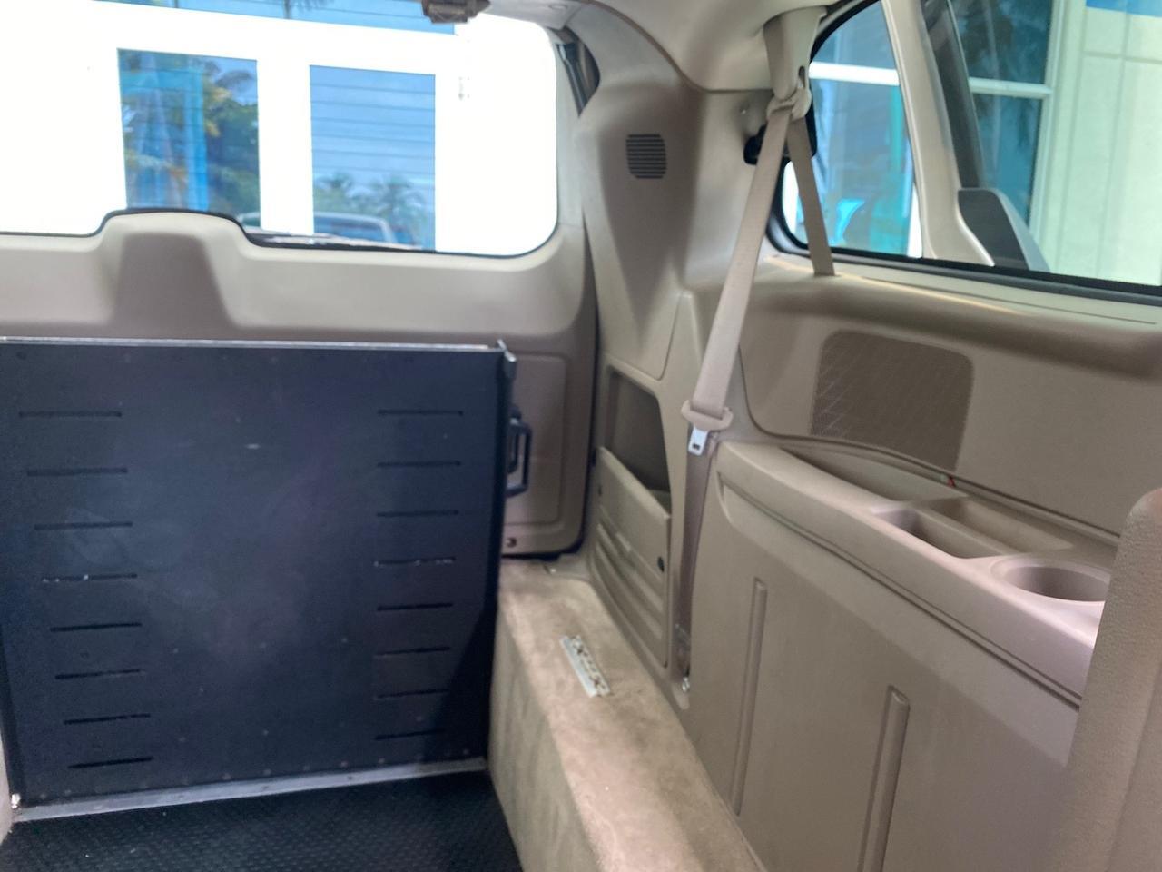 2016 Chrysler Town & Country REAR DOOR, HANDICAP RAMP LOW MILES 58,632 Pompano Beach FL