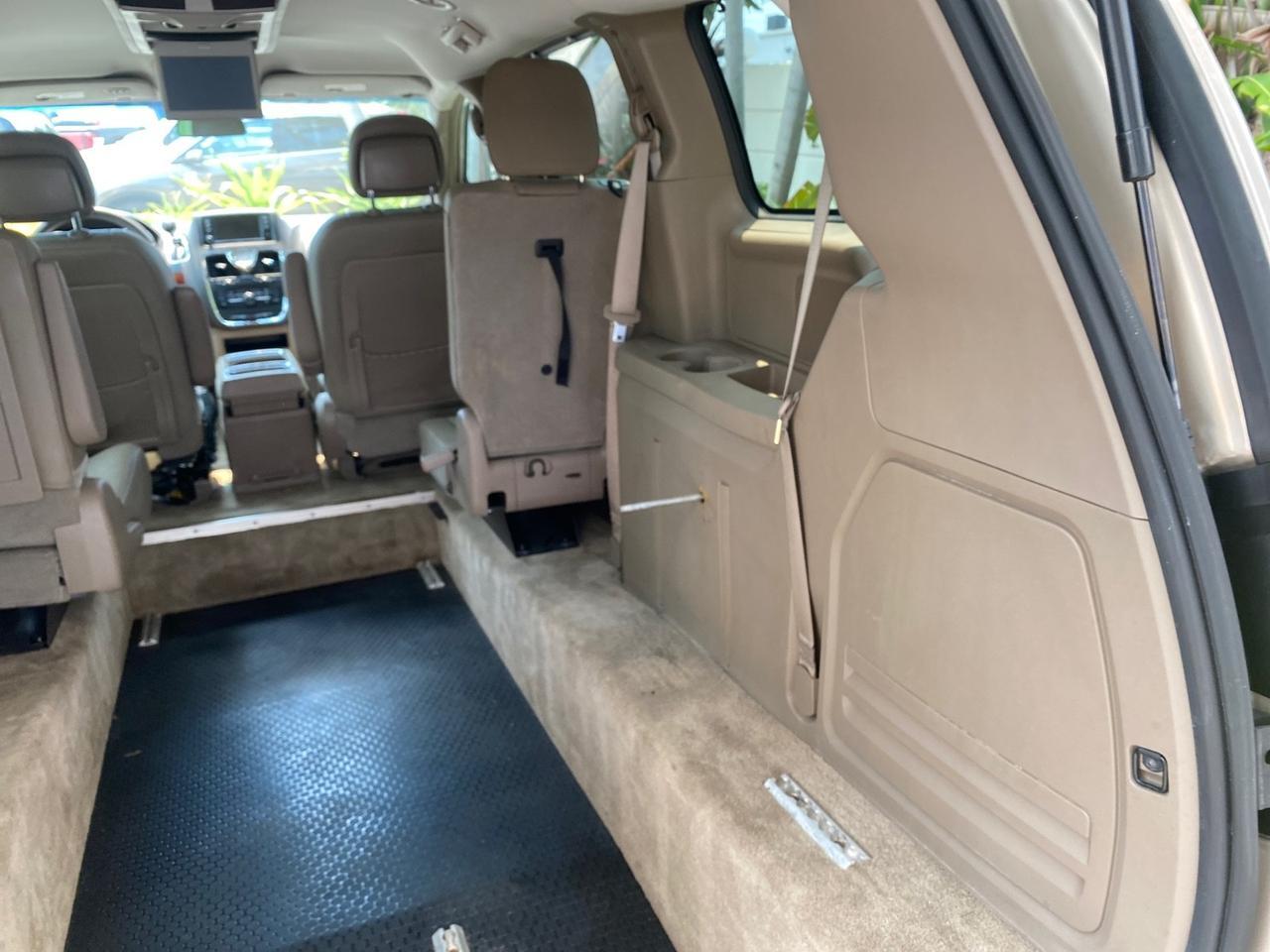 2016 Chrysler Town & Country REAR DOOR, HANDICAP RAMP LOW MILES 58,632 Pompano Beach FL