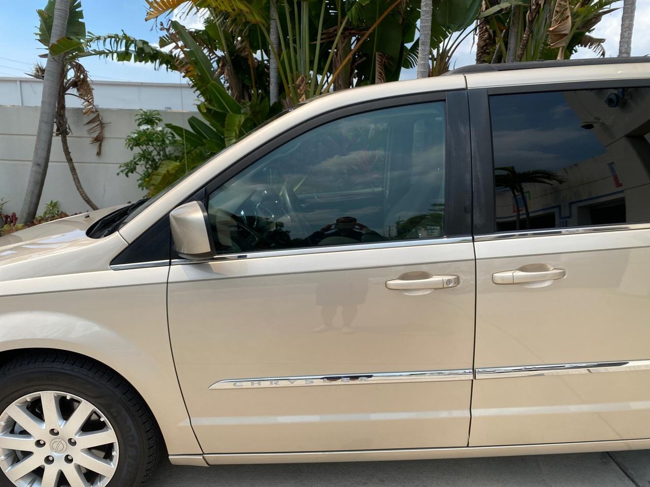 2016 Chrysler Town & Country REAR DOOR, HANDICAP RAMP LOW MILES 58,632 Pompano Beach FL