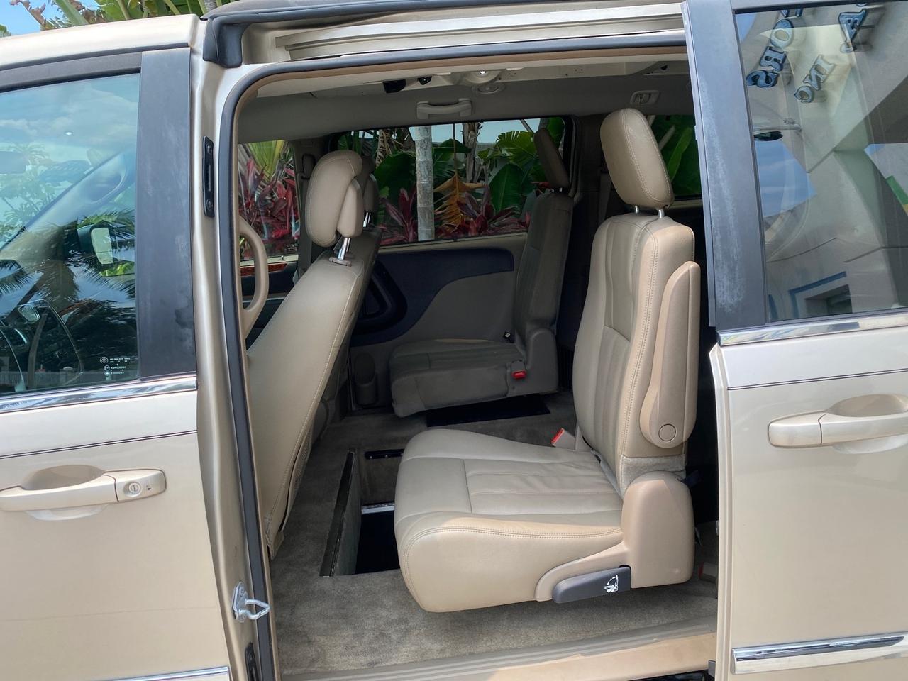 2016 Chrysler Town & Country REAR DOOR, HANDICAP RAMP LOW MILES 58,632 Pompano Beach FL