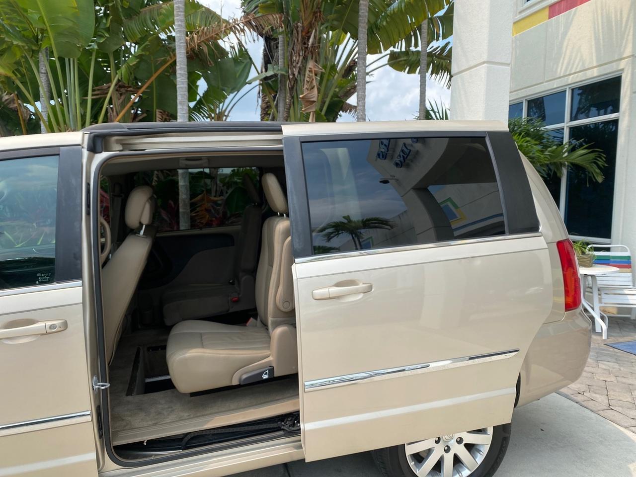 2016 Chrysler Town & Country REAR DOOR, HANDICAP RAMP LOW MILES 58,632 Pompano Beach FL