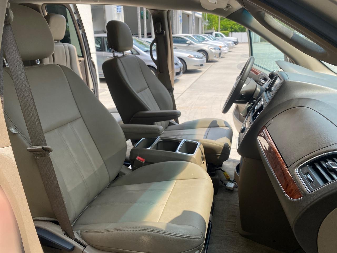 2016 Chrysler Town & Country REAR DOOR, HANDICAP RAMP LOW MILES 58,632 Pompano Beach FL