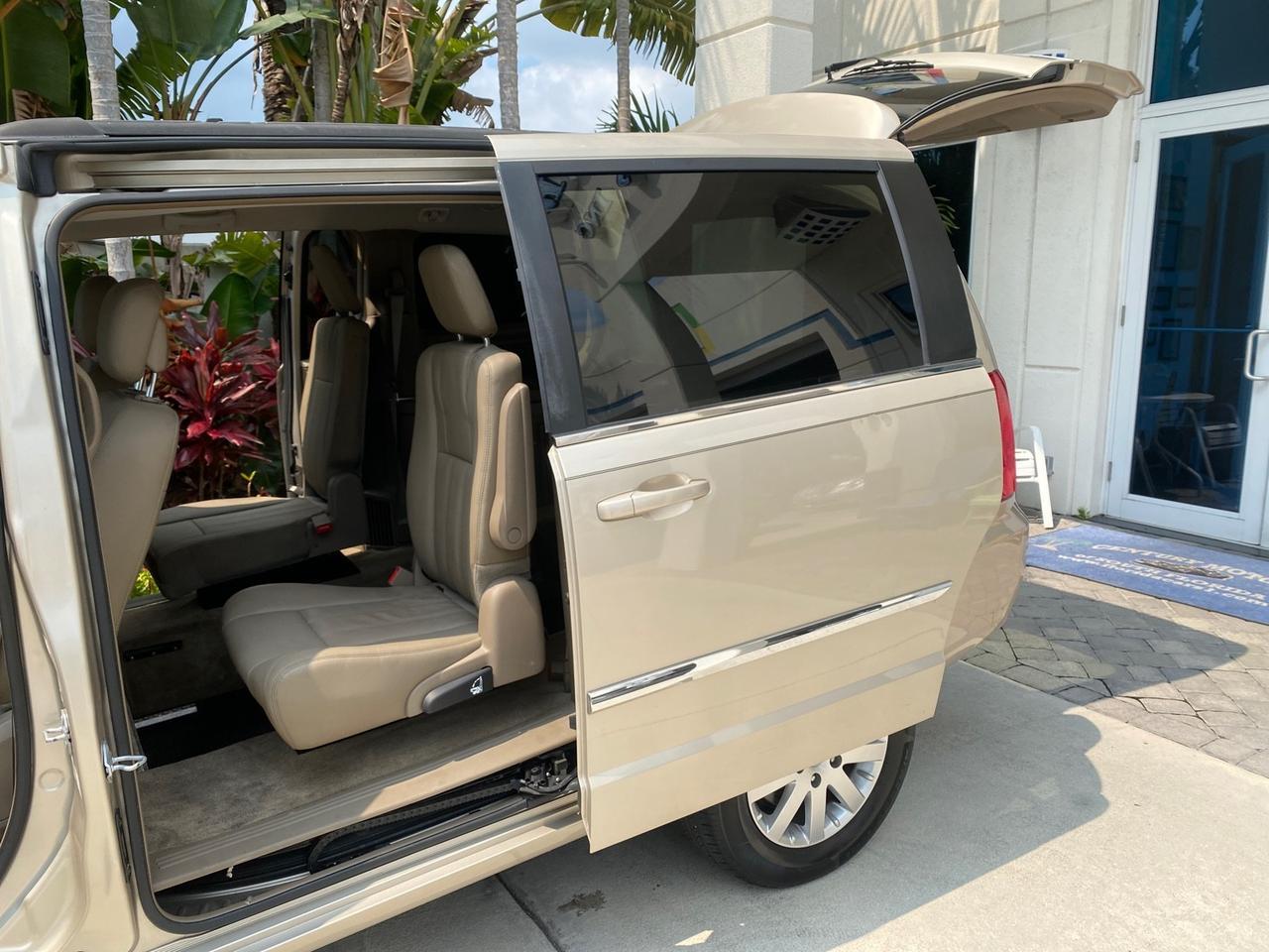 2016 Chrysler Town & Country REAR DOOR, HANDICAP RAMP LOW MILES 58,632 Pompano Beach FL