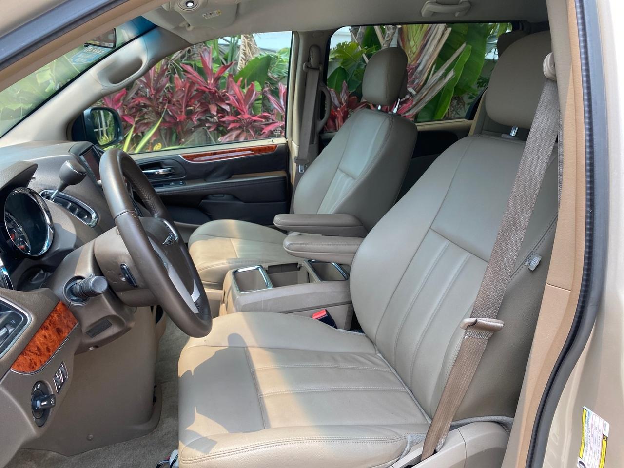 2016 Chrysler Town & Country REAR DOOR, HANDICAP RAMP LOW MILES 58,632 Pompano Beach FL