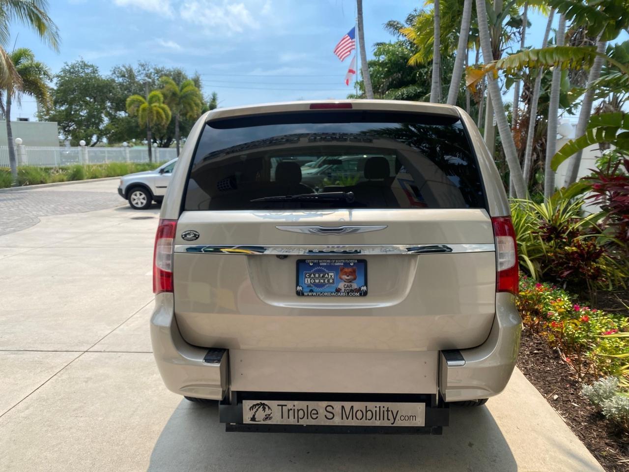 2016 Chrysler Town & Country REAR DOOR, HANDICAP RAMP LOW MILES 58,632 Pompano Beach FL