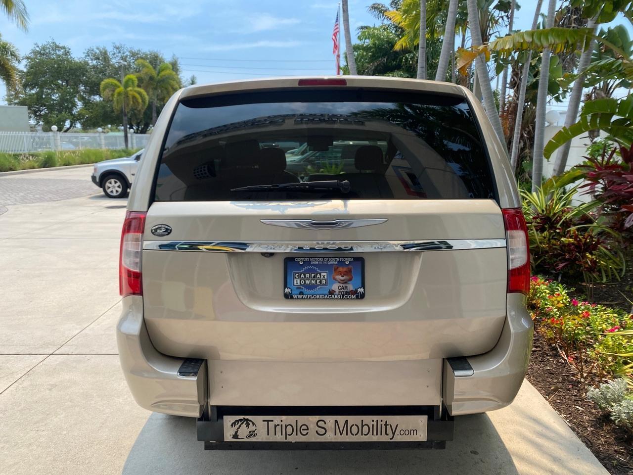 2016 Chrysler Town & Country REAR DOOR, HANDICAP RAMP LOW MILES 58,632 Pompano Beach FL