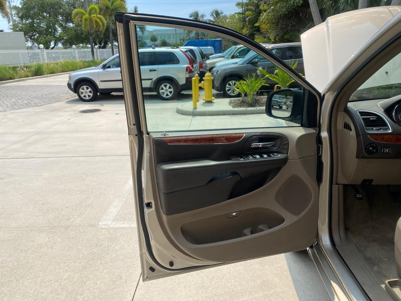 2016 Chrysler Town & Country REAR DOOR, HANDICAP RAMP LOW MILES 58,632 Pompano Beach FL
