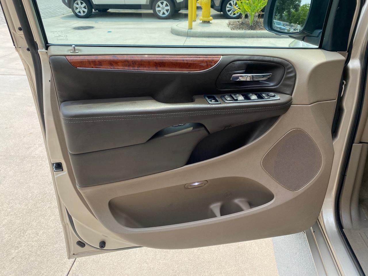 2016 Chrysler Town & Country REAR DOOR, HANDICAP RAMP LOW MILES 58,632 Pompano Beach FL