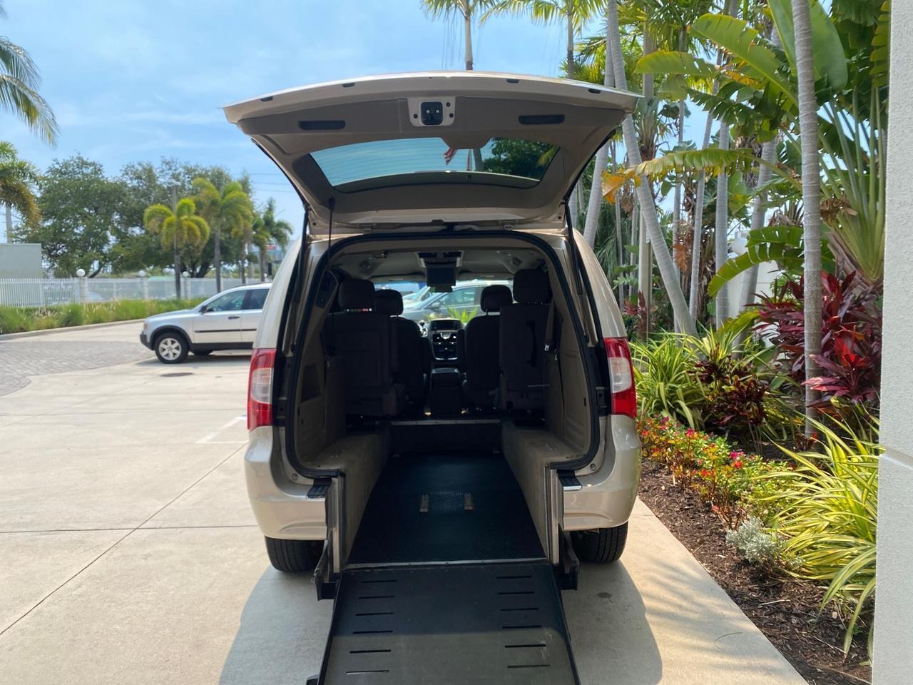 2016 Chrysler Town & Country REAR DOOR, HANDICAP RAMP LOW MILES 58,632 Pompano Beach FL