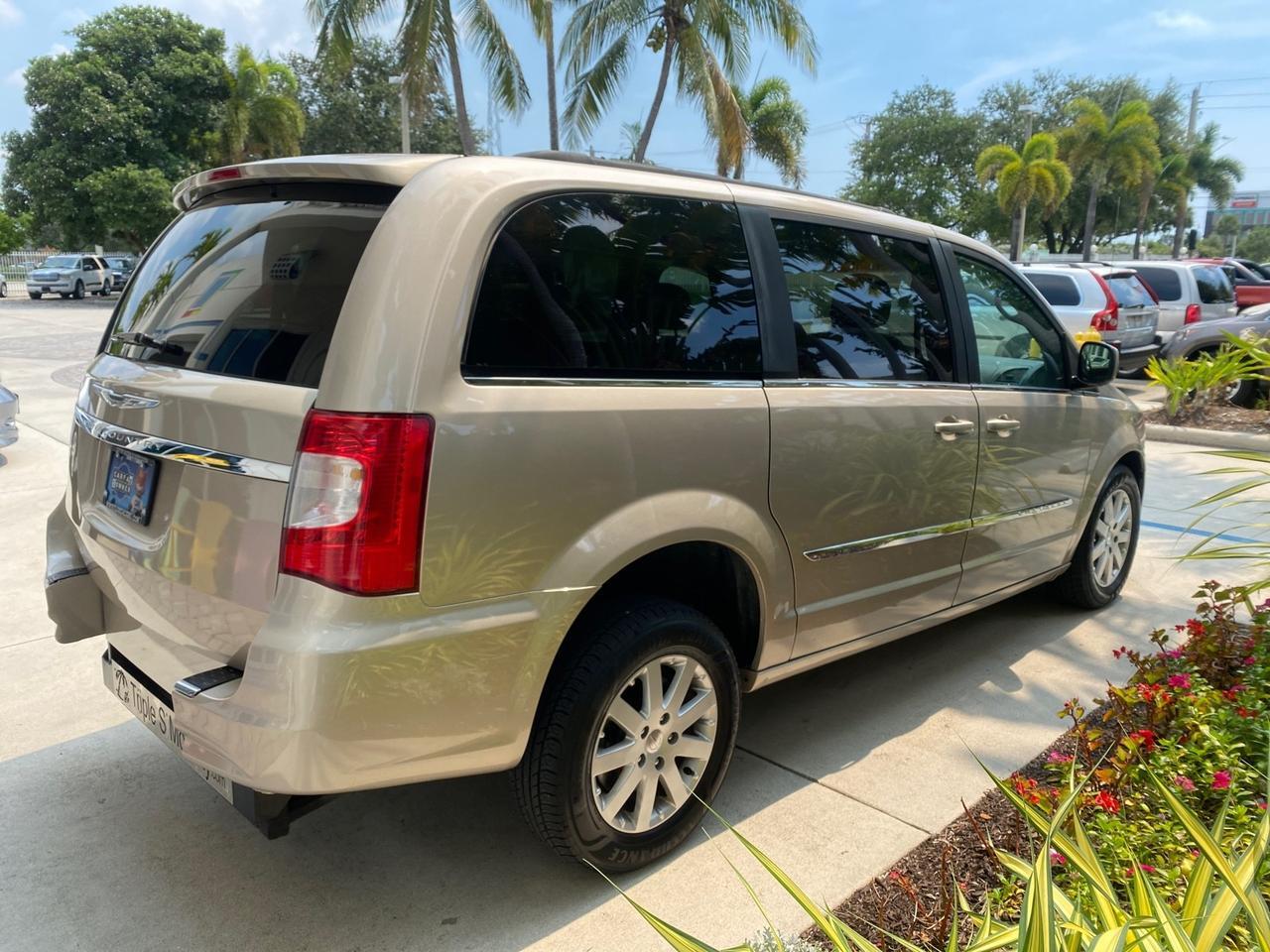 2016 Chrysler Town & Country REAR DOOR, HANDICAP RAMP LOW MILES 58,632 Pompano Beach FL