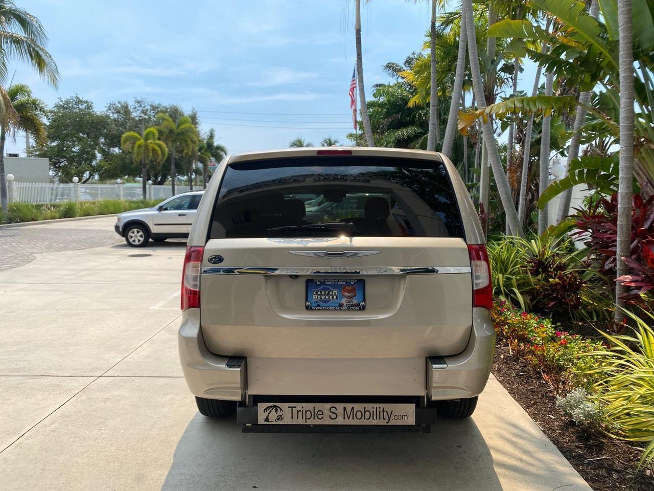 2016 Chrysler Town & Country REAR DOOR, HANDICAP RAMP LOW MILES 58,632 Pompano Beach FL