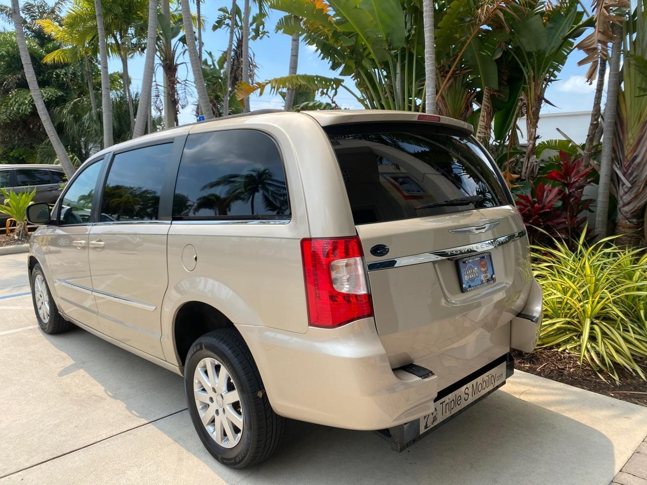 2016 Chrysler Town & Country REAR DOOR, HANDICAP RAMP LOW MILES 58,632 Pompano Beach FL
