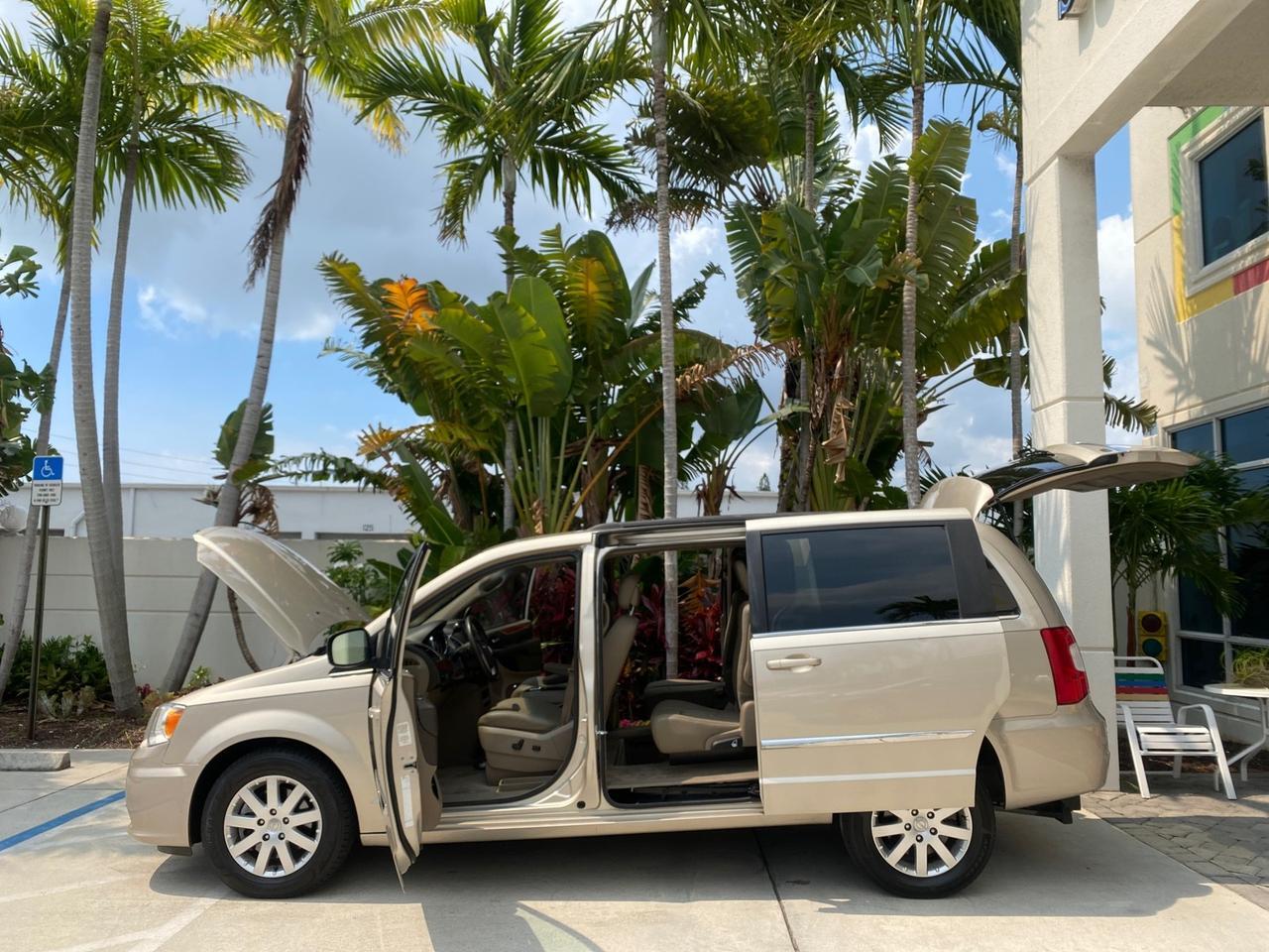 2016 Chrysler Town & Country REAR DOOR, HANDICAP RAMP LOW MILES 58,632 Pompano Beach FL