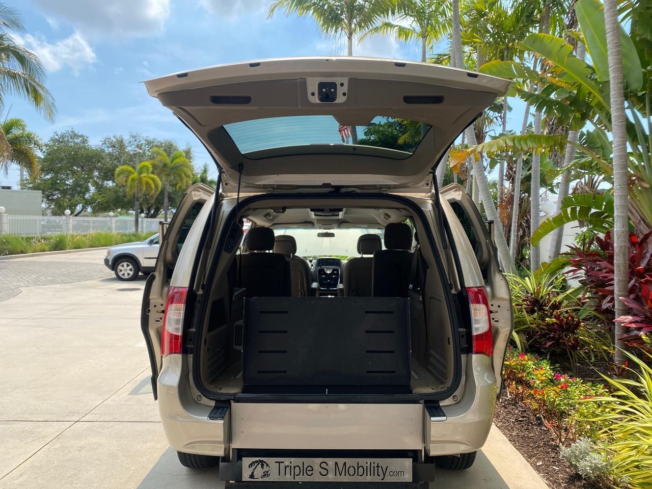 2016 Chrysler Town & Country REAR DOOR, HANDICAP RAMP LOW MILES 58,632 Pompano Beach FL